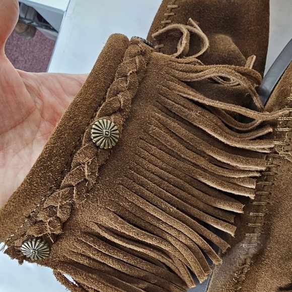 Minnetonka Size 6 leather shoes with tussle and stud accent Cabin Indoor‎ shoes - Picture 7 of 8
